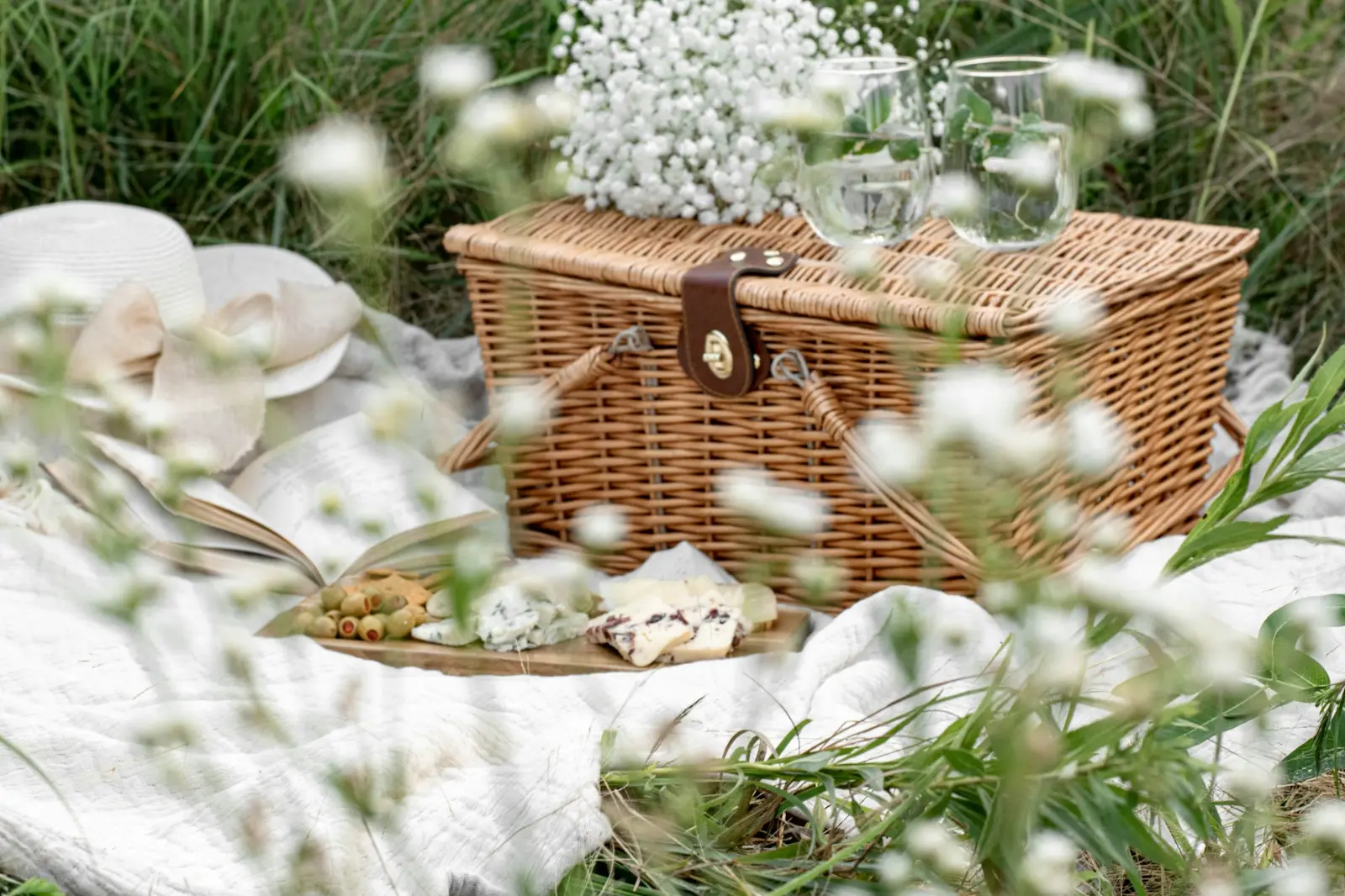 The Picnic Paradise: Healthy in a Basket